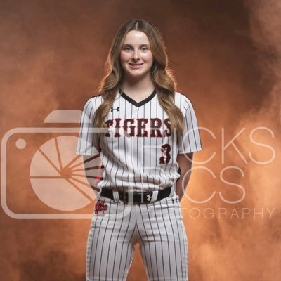 🐅 Edwardsville High School '2027 3.5 GPA : 🥎 Softball- CF/MI Bat: Left, Throw: Right : Black Widows Fastpitch 09 : 🏐 Volleyball- Libero NCAAID:2403246895