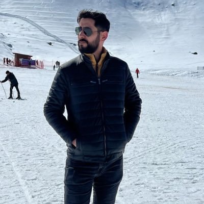 İstiyorsan Hakk’a varmayı, Meslek edin gönül almayı, Bırak saraylarda mermer olmayı, Toprak ol, bağrında güller yetişsin.