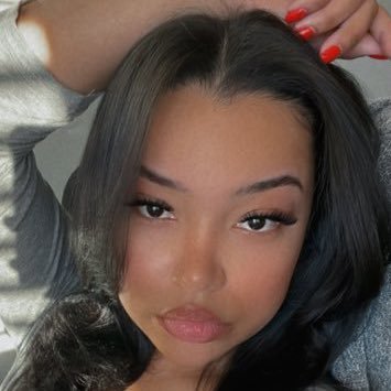 suzeliia's profile picture. 