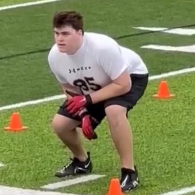 6’5” 290 lb OT ~ 🇨🇦’24 🇺🇸 '25 ~ Starter x 3 years Varsity ~Team Captian ~ GPA 3.0 ~ top O lineman awards~🎥 https://t.co/CYJWc2JTpg