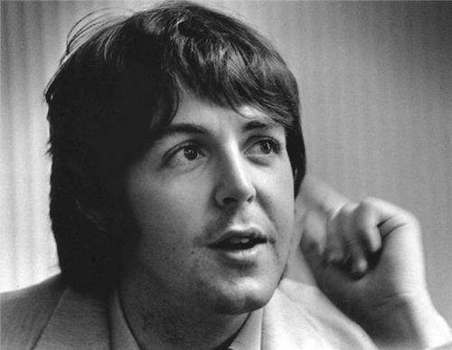 Quiteño, hincha a muerte de LDU y fanático de Los Beatles.