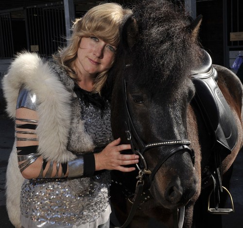 Lala Boosh (Laura Benson) Valkyrie, Icelandic trainer/teacher, musician, artist, icelandic theatrical equestrian shows. 🇮🇸🐴🎹🎪🎤✨⚔️