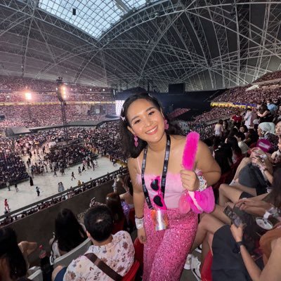 rheariiing's profile picture. if I’m too much, go find less