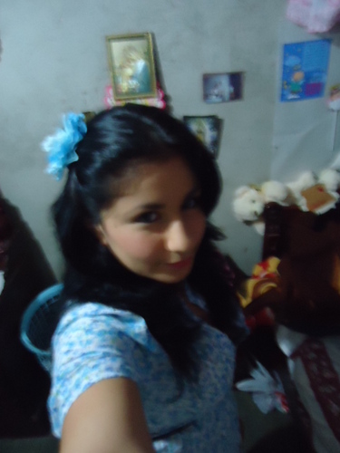 soy una chica muy divertida y alegre me gusta conocer personas y tener muchas amistades..me gusta bailar e ir de compras con mis amigas...y estoy muy enamorada.