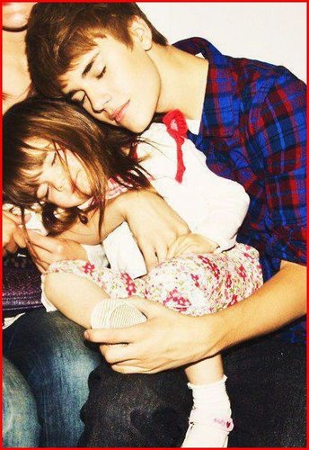 Hola soy Belieber y de corazon,ando en skate,me gusta escuchar música siento que es mi todo,amo ser Feliz :D y amo a Rihanna es mi idola junto con Justin 3