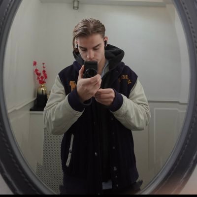 Hi, my name is Sebastiaan. I'm 20 years old and Dutch. I hope you enjoy my content; I do it just for fun. I mostly stream Apex Legends.