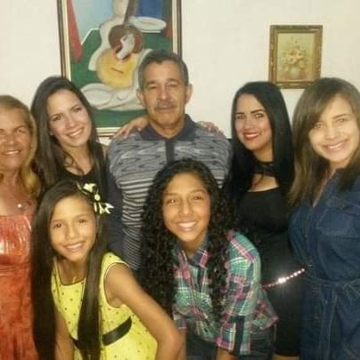 comerciante y jodedor, esposo de Yolanda,
padre de Javier, Clarie y Stephany, abuelo de Dayerlin, Ashley y Paola