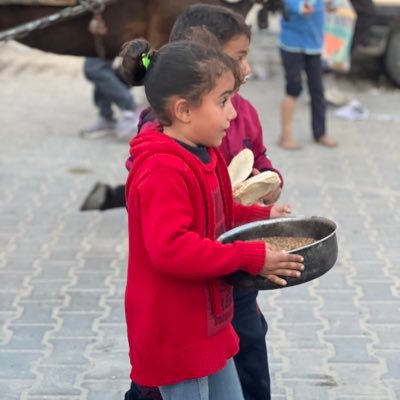 عايش في غزة نازح في رفح اليوم عايش الله اعلمً بعد ساعة ممكن شهيد 🥹