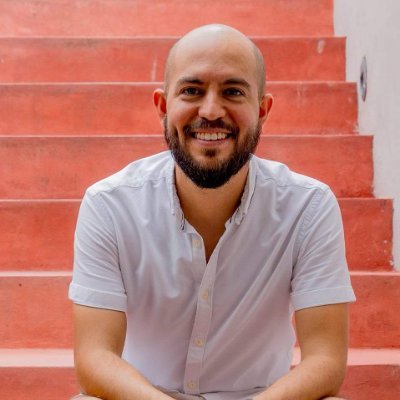 Libros, historia, cine, critica social y politica, deporte. Mercadotecnia.