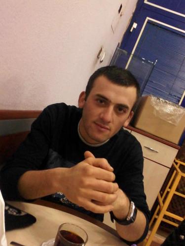 Azizsarii's profile picture. 