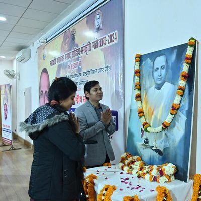 “और यह क्या तुम सुनते नहीं विधाता का मंगल वरदान- “शक्तिशाली हो, विजयी बनो “विश्व में गूँज रहा जय गान। “डरो मत अरे अमृत संतान अग्रसर है मंगलमय...
-जयशंकर प्रसाद