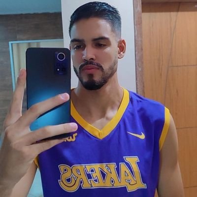 volte sempre.
vivendo só por basquete e vídeo game e ver meu Manchester city levar Champions e meu flamengo a liberta