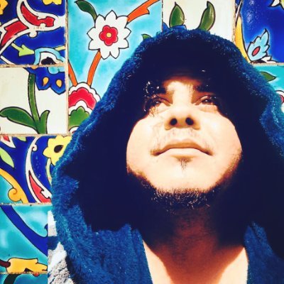 Rappeur Photographe Acteur et Compositeur,Au debut il avait un groupe qui s'appelait Alliance Arabica !