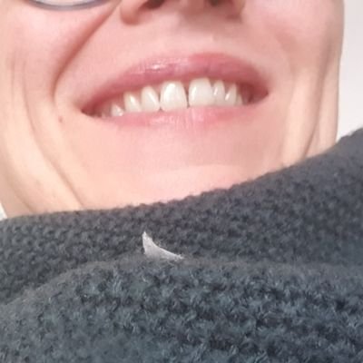 Mutter von 4+1 Kindern, verheiratet & neugierig, Ruhrpott, BVB 🖤💛, RWE ❤🤍 Bier statt Champagner, liebt Menschen❤, mag Gesellschaft, geht mehr auf Konzerte 🎶