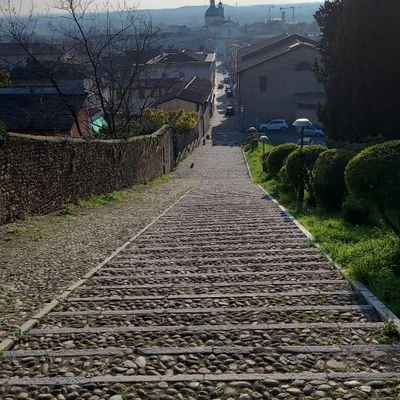 oknonmiint's profile picture. sguardo avanti, ma bisogna stare attenti a cosa c'è dietro... e non intendo in senso figurato.