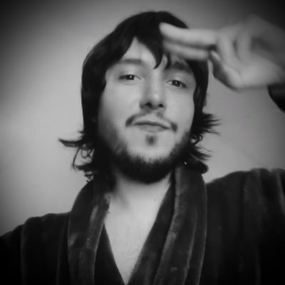La vida es corta... sonríele a quien llora, ignora a quien te critica y sé feliz con quien t