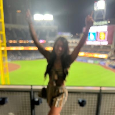 mia1zm's profile picture. lmfao @ everything  🤎#LFGSD💛
