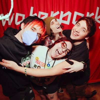 music & concerts 🫶🏻 | they/them | 18 | kinda ia