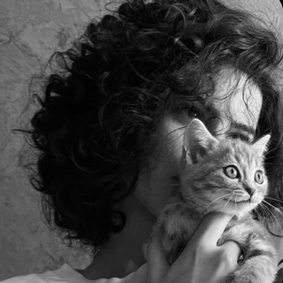 thekrah_150's profile picture. عائلتي هم الحُب الأبدي يارب لا تريني يوماً من دونهم، اللهم احفظ لي ضحكتهم، ومبسم إخواني وأخواتي، وإن طال الدُعاء اللهم أهلي بكُل يوم💜