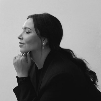 ElviraPelaz's profile picture. Nunca seas prisionero de tu pasado, sino arquitecto de tu futuro. Diseñadora de interiores, cantante para mis amigos y madridista de corazón.