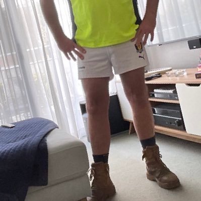 Melb lad into tradies ; footys , speedos, Nike’s , socks, role play, piss, cum, feet.