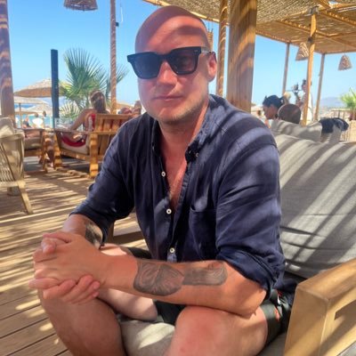 Boråsare. Lirat boll i Värnamos talangfabrik. Vunnit över ♋️. Man U, Elfsborg, Tallinn Kalev, S.S Lazio, Salford. Rave. Bott i Tallinn i 10 år. Katolik✝️