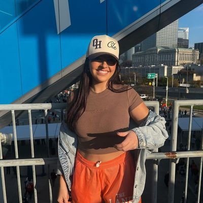 Cleveland Girl. Roots for the Browns 🤎🧡🦴 Likes girls 🏳️‍🌈🏳️‍🌈 Owner of a women's clothing store.