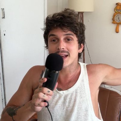 tentando me divertir à beça. falo sobre cultura e um monte de coisa no @sodremat no instagram e tiktok. também no youtube!