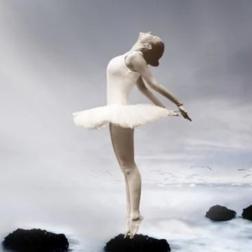 Al practicar ballet, las niñas pueden mejorar su fuerza muscular, flexibilidad, coordinación y equilibrio.