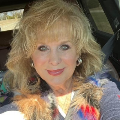 Owner of Hello Gorgeous Cosmetics.  Clean-crafted skin care made with Texas aloe vera fused with plant-based ingredients and the latest scientific discoveries.