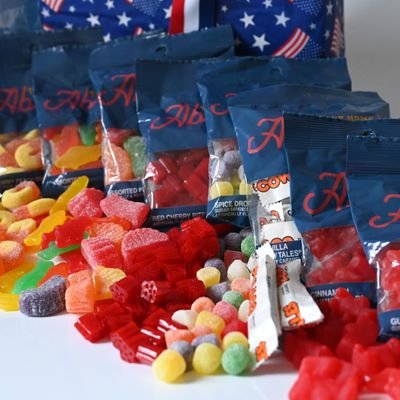 No matter where you're studying, Paris or Peru, Australia to Amsterdam...you're still just a click away from your favourite authentic American Candy 🍬..NYC