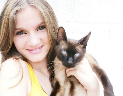 13 anos ; romântica, anciosa, teimosa, deus , livros , amigos , festas, fotos , musicas , celular , roupas, maquiagem , família , amigos ♥