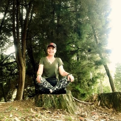 la vida es un reto: vívela,siente,ama,ríe,juega,pierde,tropieza,pero siempre levántate y sigue.