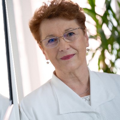 Zdravnica, specialistka interne medicine in gastroenterologije.