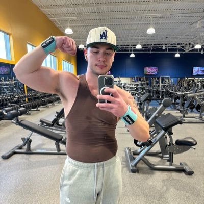 he/him/Sir. 28. 18+. Midwest muscle bro. 💪🏻 Aries King 👑 ♈️ 🔥 Findom. 💸👊🏻 https://t.co/eGlKWPVuVQ . Custom vids, used gear, and Skype drains.