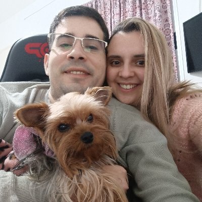 Sanducero. Liberal. Marido de Micaela. Padre adoptivo de Octavia. Miembro del Honorable consejo directivo de CAMBADU.