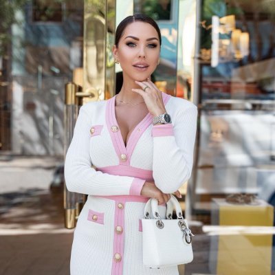 Founder and Creative Director 👗Yoga teacher🧘🏻♀
Maybe you can have a long-term relationship with me, but I'm definitely not here for a date