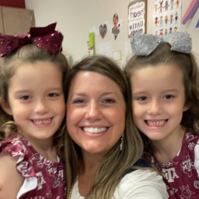 Kindergarten teacher 📚 🍎 📝 🤗 @TISDLES1 ••Seesaw Ambassador! 💻📲 ••IG: @miss_lemmond #Seesaw