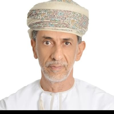 كاتب مقال. وأمنيتي أن أرى جل أبنائنا وبناتنا والكتاب رفيقهم أينما حلوا وارتحلو .ففي العلاقة بخير جليس صلاح الفرد والأمة.