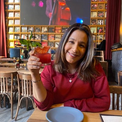 soy una mujer, profesional, con aires de emprendedora y con mucha conciencia social ✨