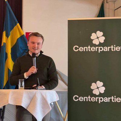 Ordförande Centerpartiet Alingsås vars två enda hobbys är politik och fotboll, så mer än de kan jag tyvärr inte bjuda på! Statsvetare