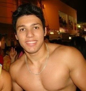 19 Anos/
Escorpião/

 Modelo/
Adoro uma boa farra,
Corinthiano/
 Amante de uma boa Musica/
 Fã de Ronaldo Fenômeno/
Religião :creio em Deus .