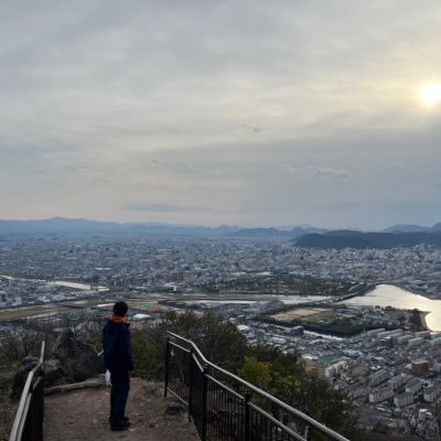 ４月からは修士１年生（中世文学）。地元の高校で少々非常勤をやりながら研鑽を積みたいと思っています。自動車とラジオとカメラが好きです。アイコンは屋島山頂。