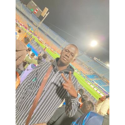 لا تـمر بـخاطري مـثل الغـريـب
وأنـت صاحب دار و عيونك وطن 🇸🇸💞