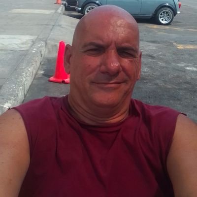 venezolano, amable, Cortes y caballero, que disfruta ir al sauna Venus y a los eventos swingers en el hostal momentos de los olivos