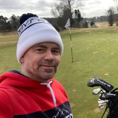 53 år. Socialliberal. Åker skidor. Spelar golf. Det viktigaste är en snygg frisyr, snygga kläder och ett snyggt örhänge. Resten fixar sig av bara farten.