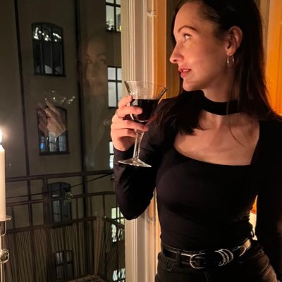 Stolt millennial. Tror inte på utopier, varken libertarianska eller socialistiska. Kunskap intas medelst youtube, podar och litteratur. ST-läkare 👩🏻⚕️