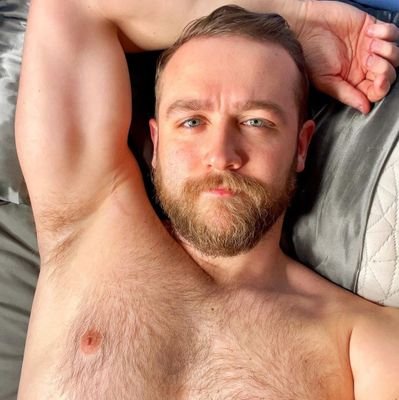 NSFW. Just a LOT of repost of sexy men's who turn me on. Profile pic is not me. 🔞 Big fan of daddies and hairy guys.