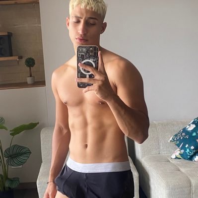 Latin Porn Actor🍆 follow my OnlyFans for my hottest content🔥👩🏼🧑🏽‍🦱 https://t.co/AwApybgPAN