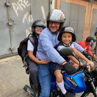 Abogado, Comerciante, Amante del béisbol y de la formula 1, venezolano al 1000% y porsupesto CARAQUISTA🇻🇪